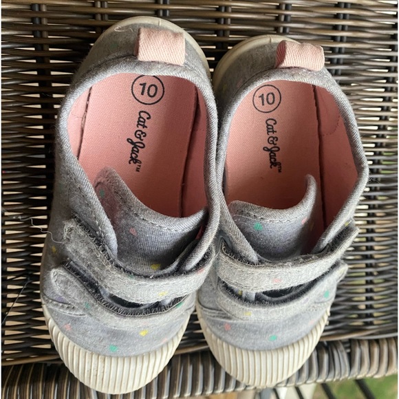 Cat & Jack Girls Size 10C Gray Shoes With Hearts - Picture 2 of 4
